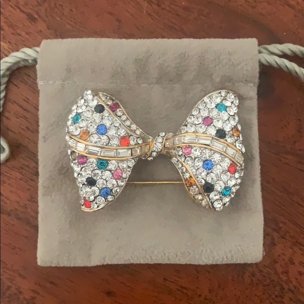 Decorative brooch